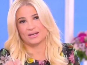 Έξαλλη η Σκορδά με τους κριτές του "The Voice"