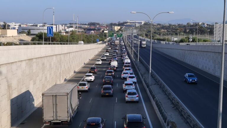 Μισή ώρα νωρίτερα στη δουλειά τους οι δημόσιοι υπάλληλοι, αν θέλουν