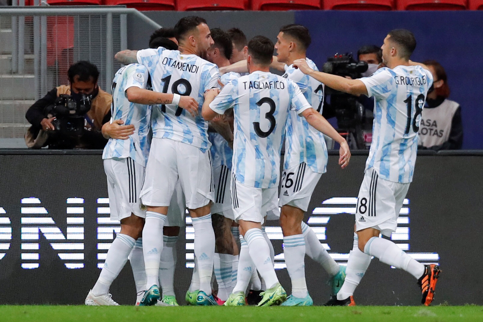 Με μπροστάρη τον Μέσι η αποστολή της Αργεντινής, μέσα ο Ντιμπάλα