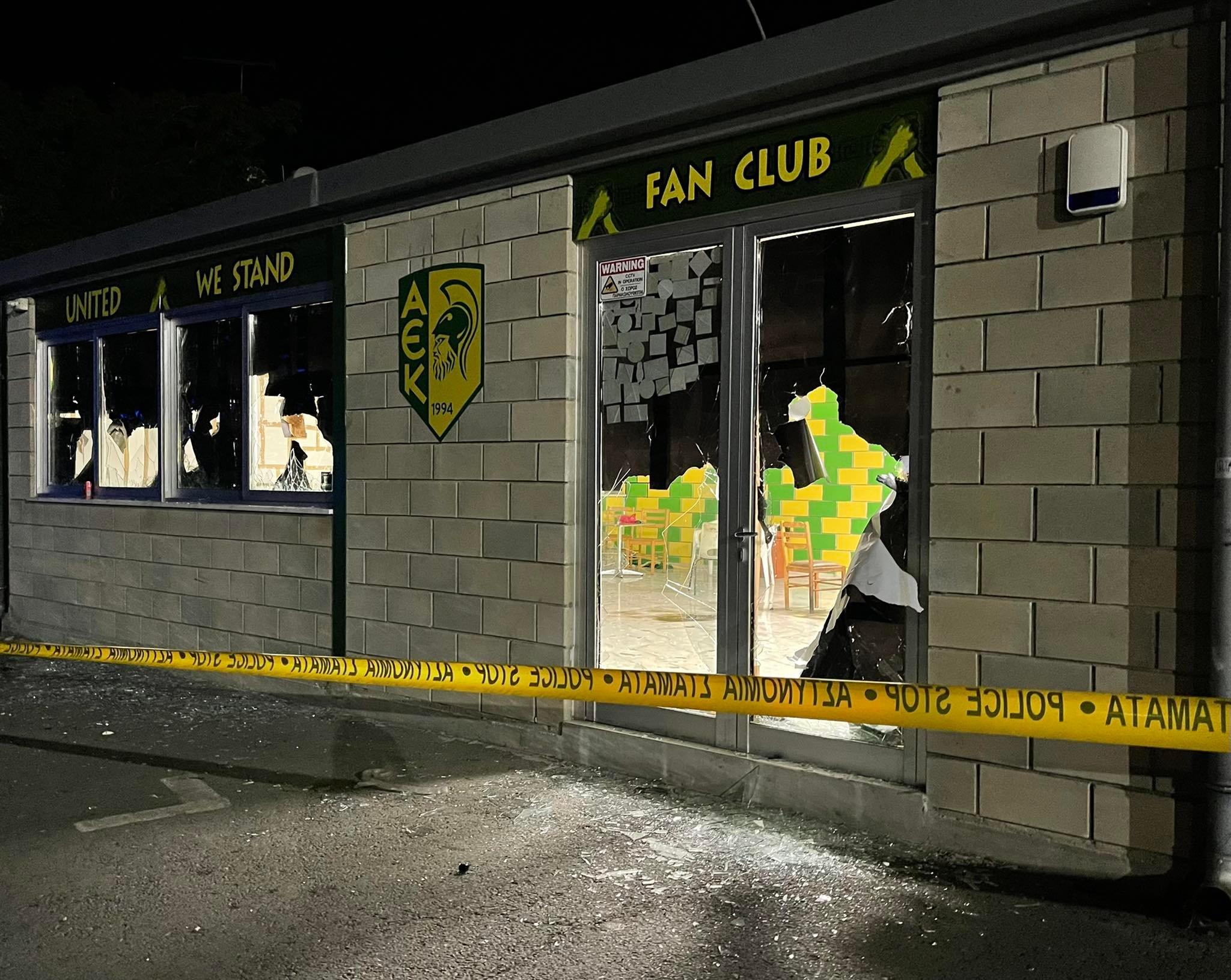 Με ρόπαλα, πέτρες και κροτίδα επιτέθηκαν στο Σωματείο Φιλάθλων της ΑΕΚ