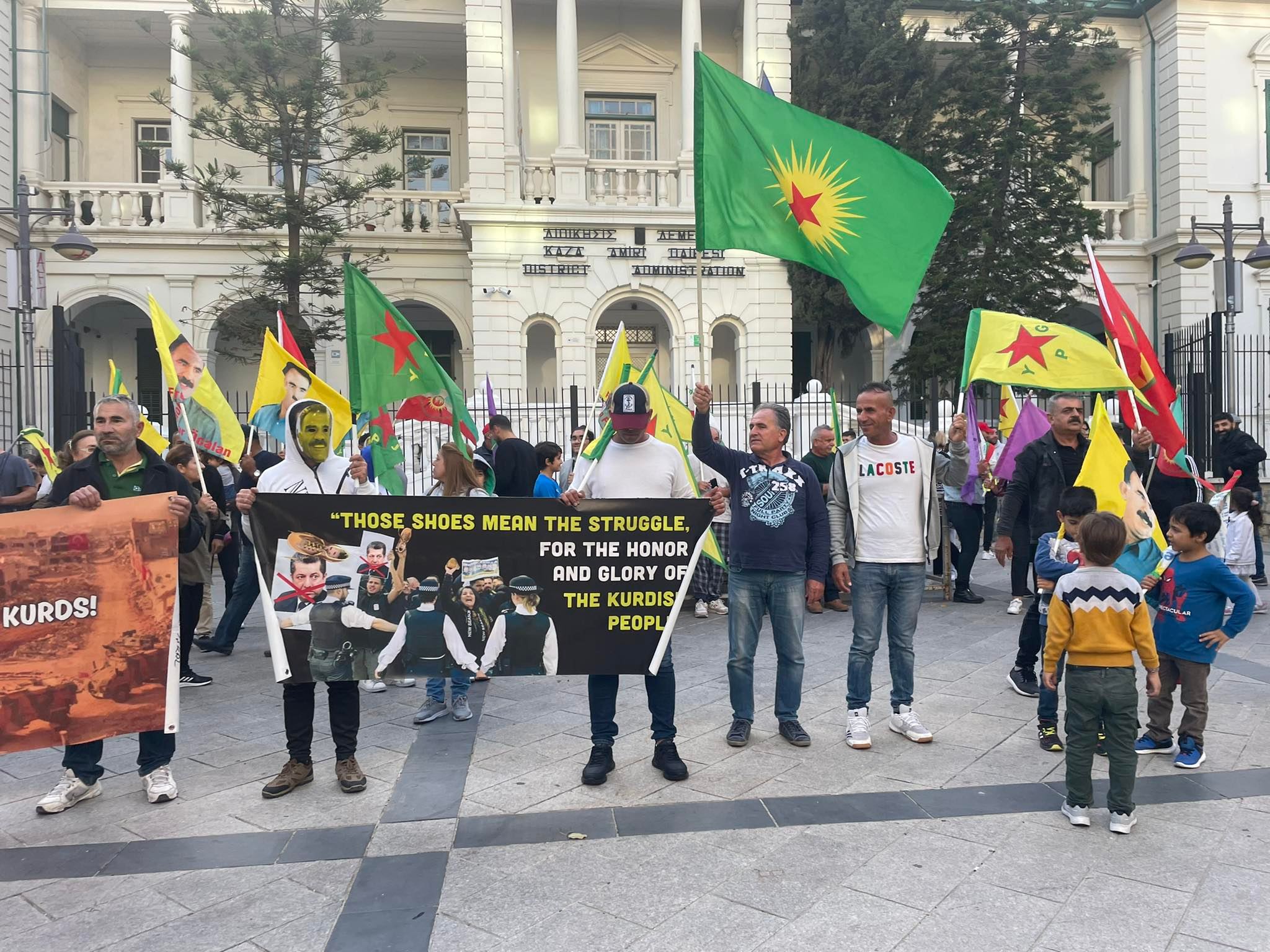 Βγήκαν στους δρόμους Κούρδοι στη Λεμεσό μετά τις επιδρομές της Τουρκίας (ΒΙΝΤΕΟ)