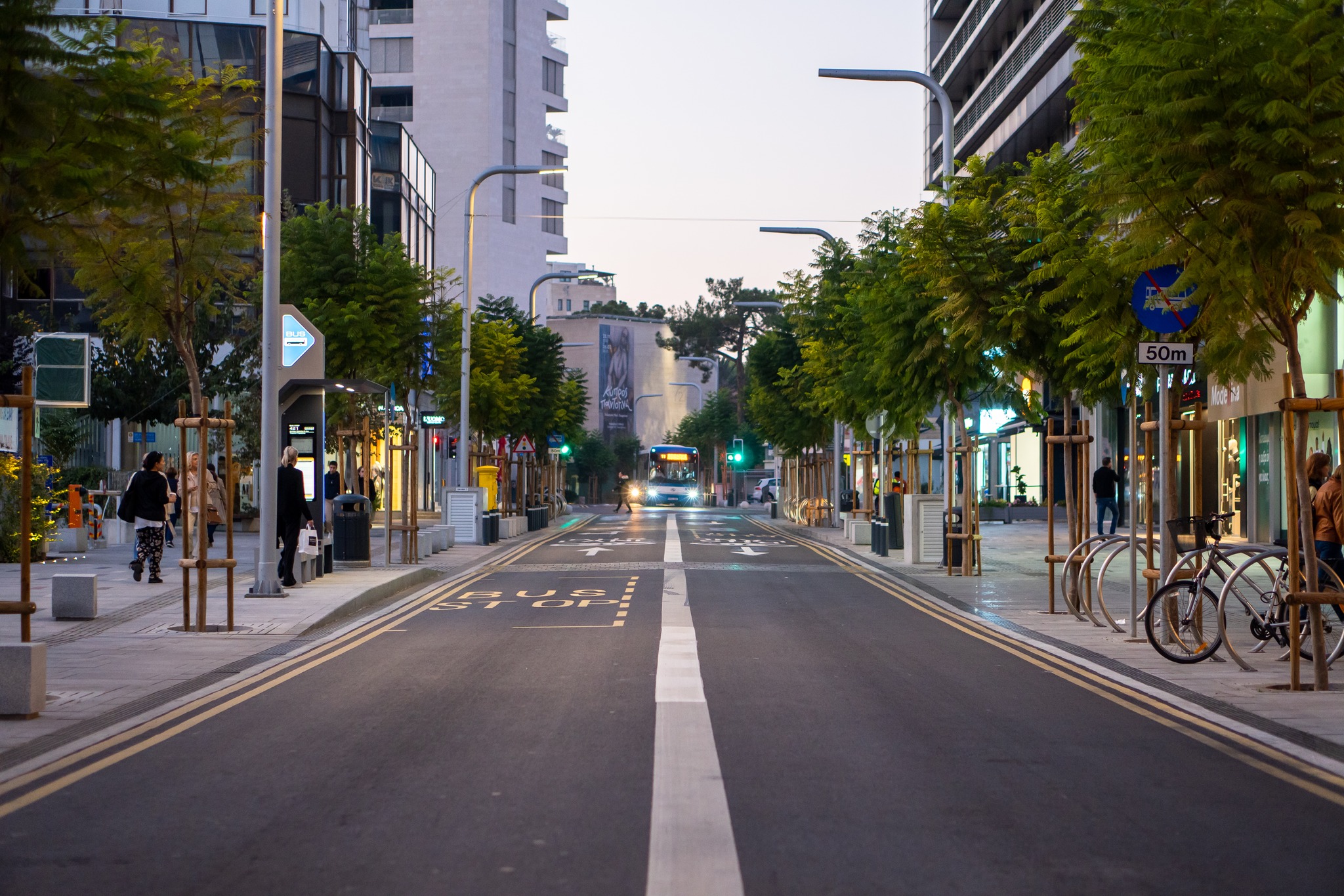 Πρώτα Χριστούγεννα στη μονοδρομημένη Μακαρίου… με διαμαρτυρίες καταστηματαρχών