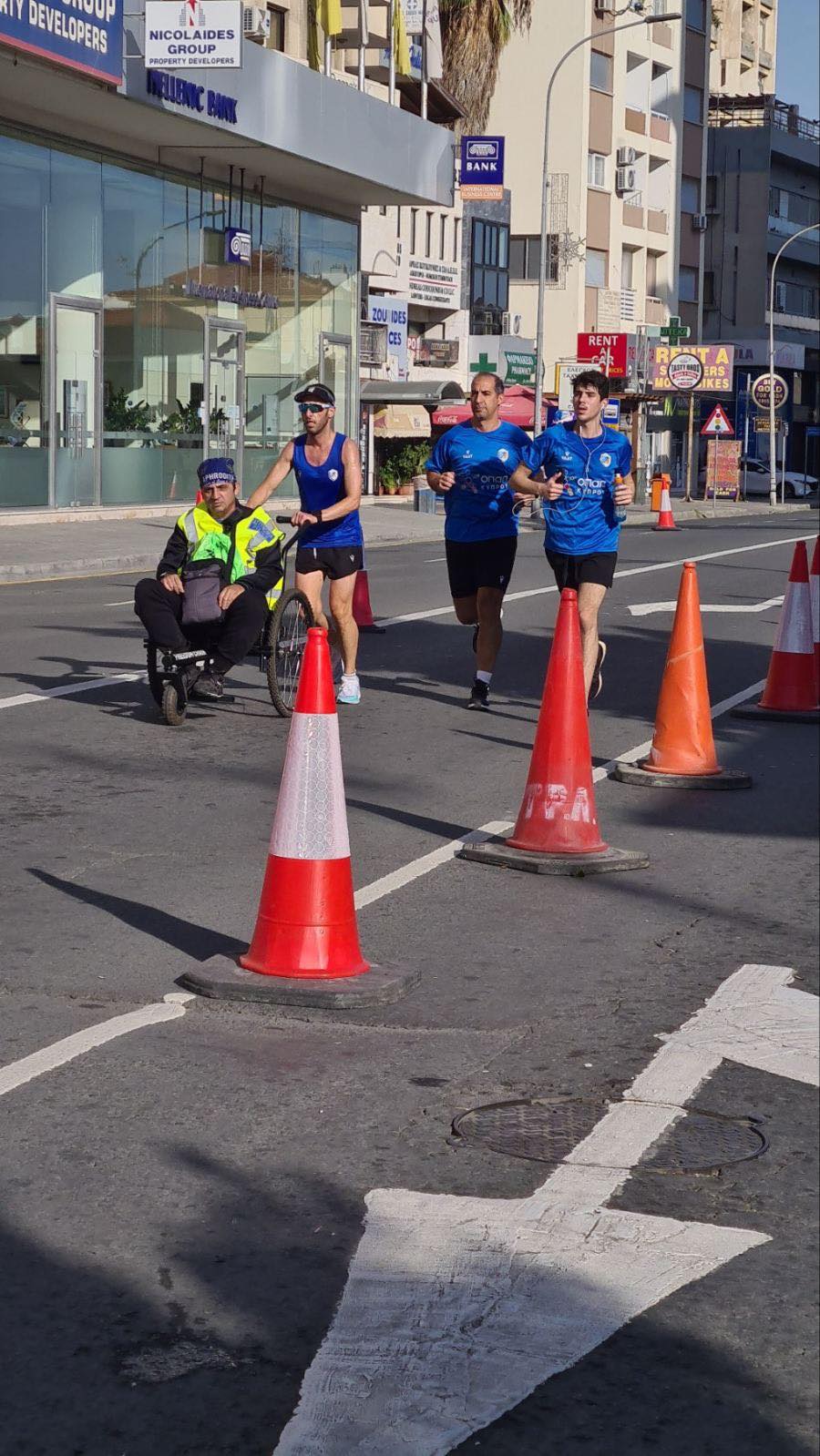 Έτρεξαν μαζί και οδήγησαν τον Μάριο στον τερματισμό του Μαραθώνιου (ΦΩΤΟ)