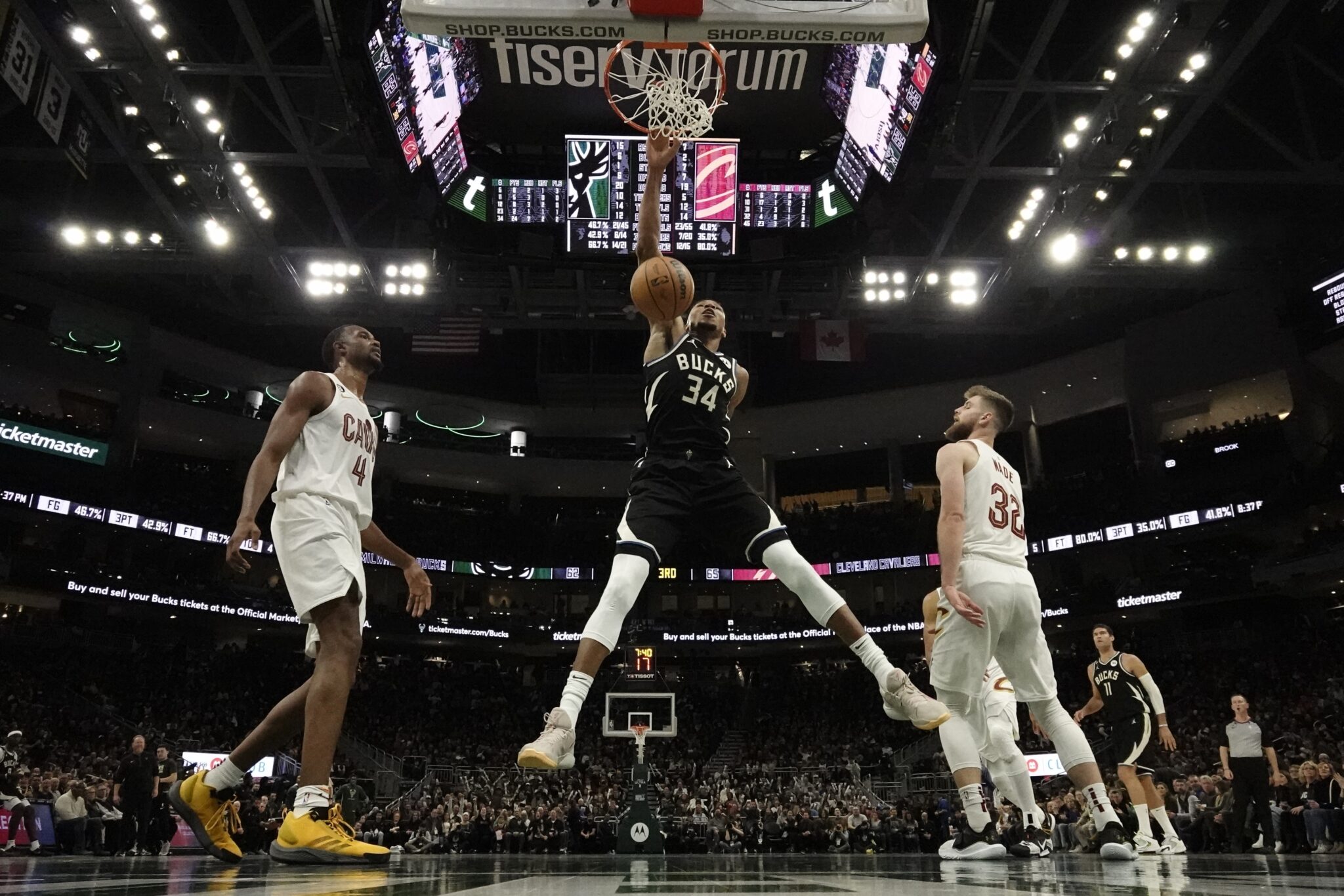 Περίπατος των Μπακς επί των Καβαλίερς, με… show καρφωμάτων του Γιάννη