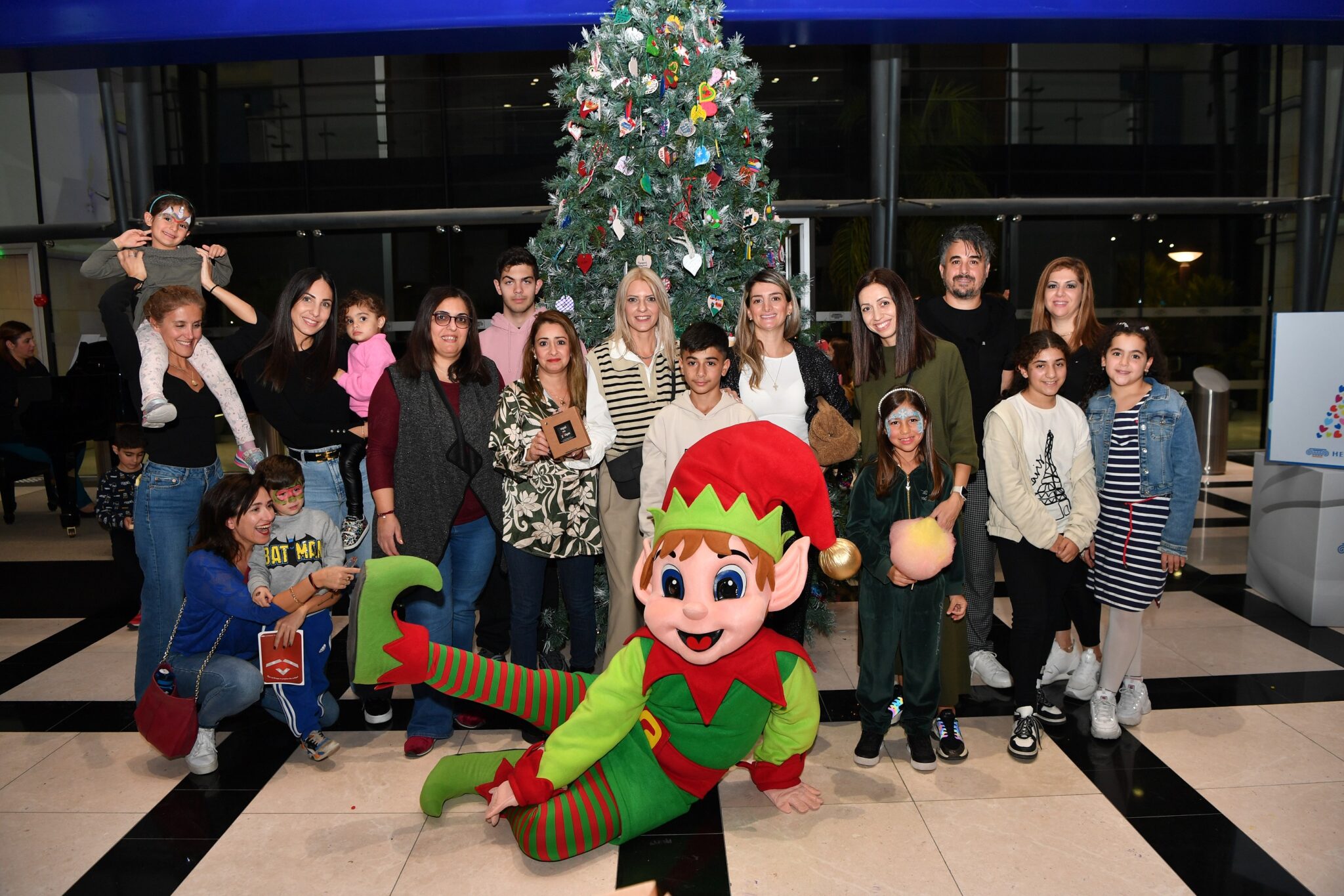 Με καρδιές ΑΛΜΑ στολίστηκε το χριστουγεννιάτικο δέντρο της Ελληνικής Τράπεζας