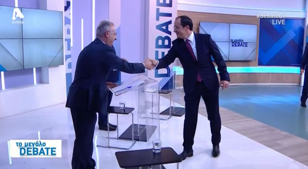 ΒΙΝΤΕΟ: Η είσοδος και οι χειραψίες των τριών υποψηφίων στο μεγάλο debate