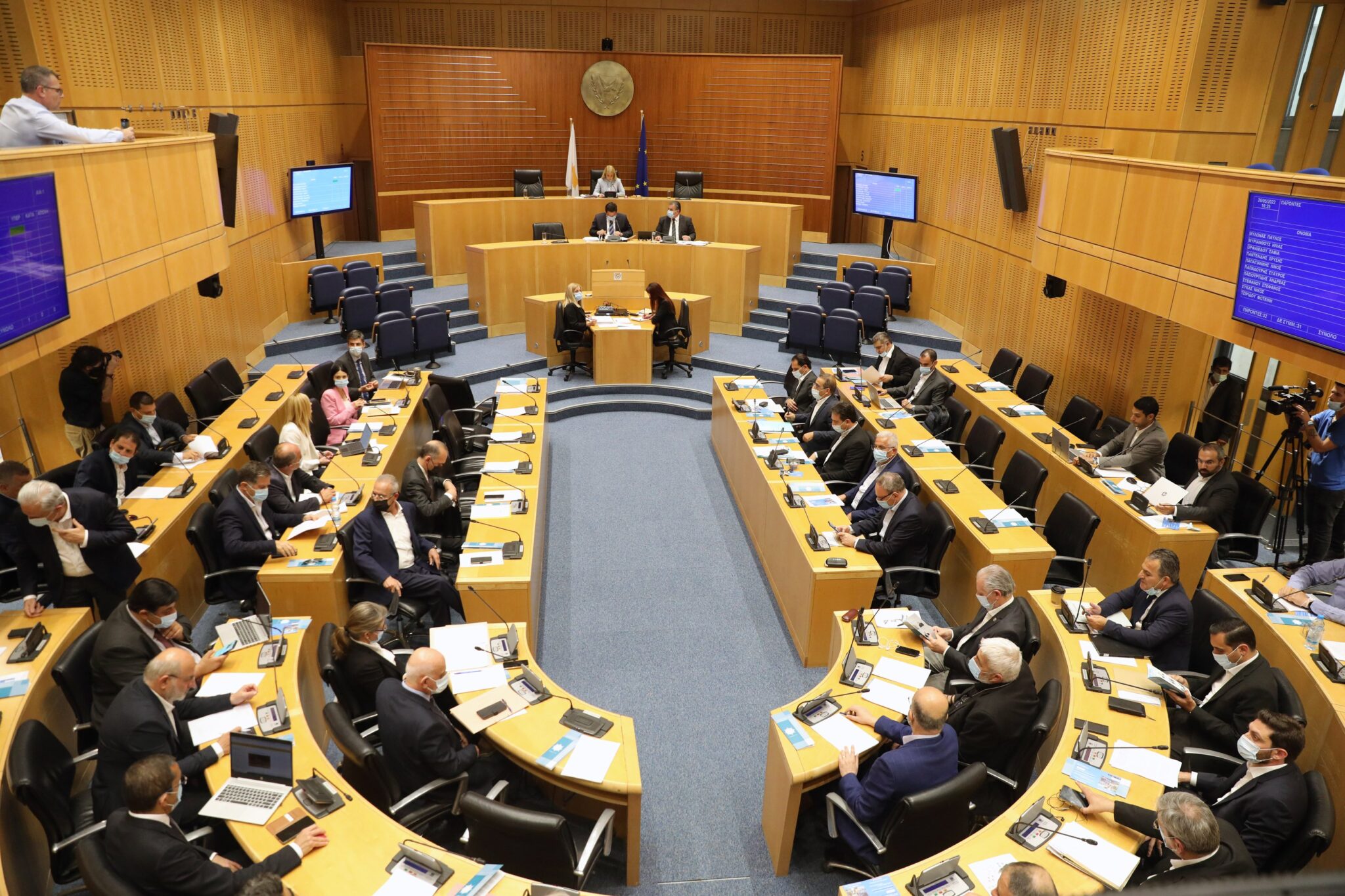 Ανοίγουν τα χαρτιά τους για τον προϋπολογισμό τα κόμματα