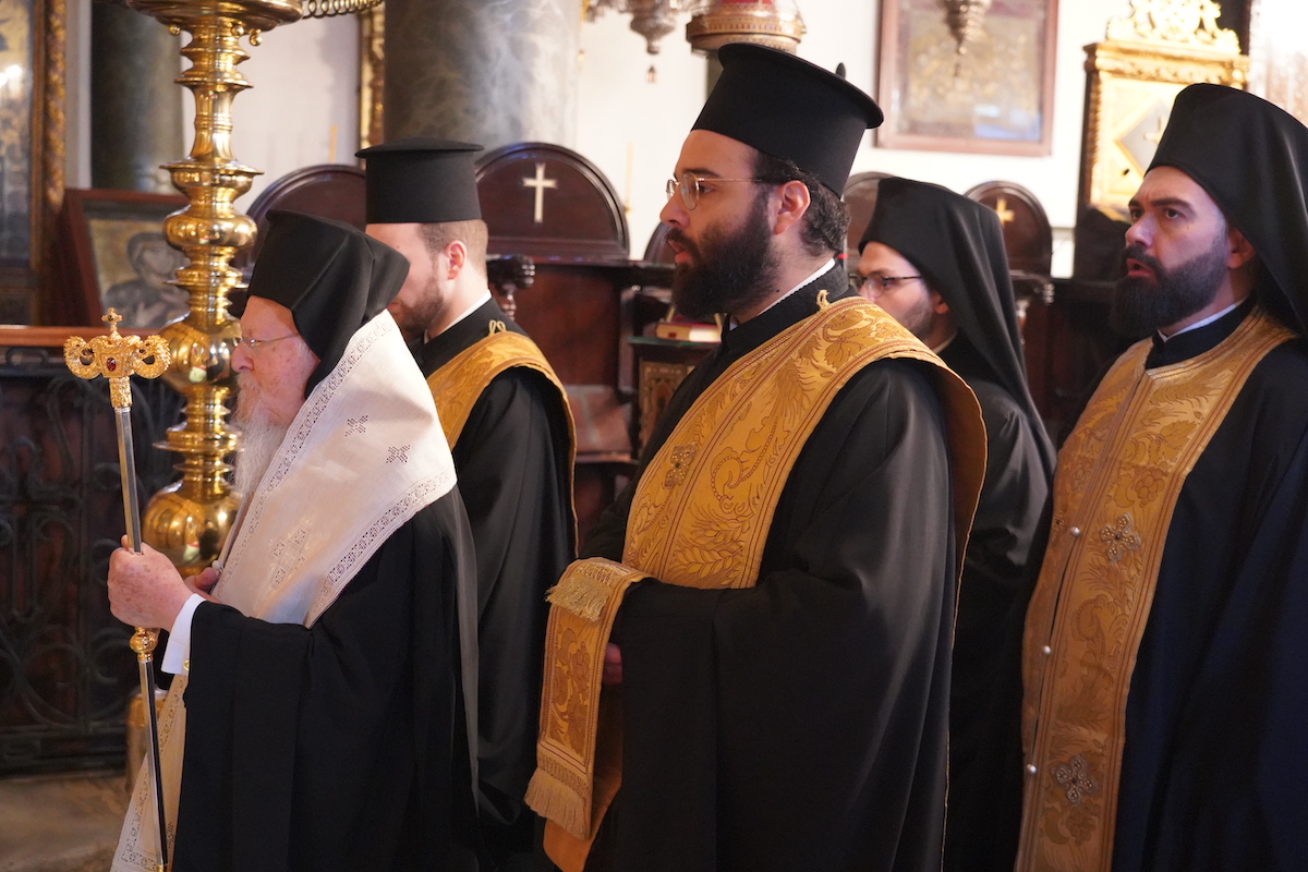 Έψαλε τρισάγιο για τον Αρχιεπίσκοπο ο Βαρθολομαίος, θέλει να έρθει στην κηδεία
