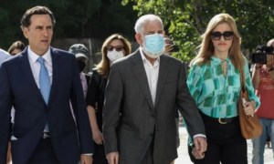 Πέτρος Φιλιππίδης: Επιτέθηκε φραστικά σε καταγγέλουσα έξω από το δικαστήριο