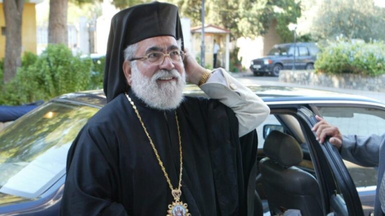 Παραδέχθηκε ότι έβγαλε τα ράσα και φόρεσε κουστούμι στην Ελβετία ο τέως Κιτίου