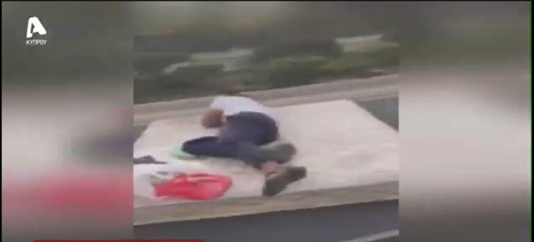 Χειροπέδες στον κοιμώμενο Αφρικανό στη μέση του δρόμου, αγώνας για να βρει στέγη