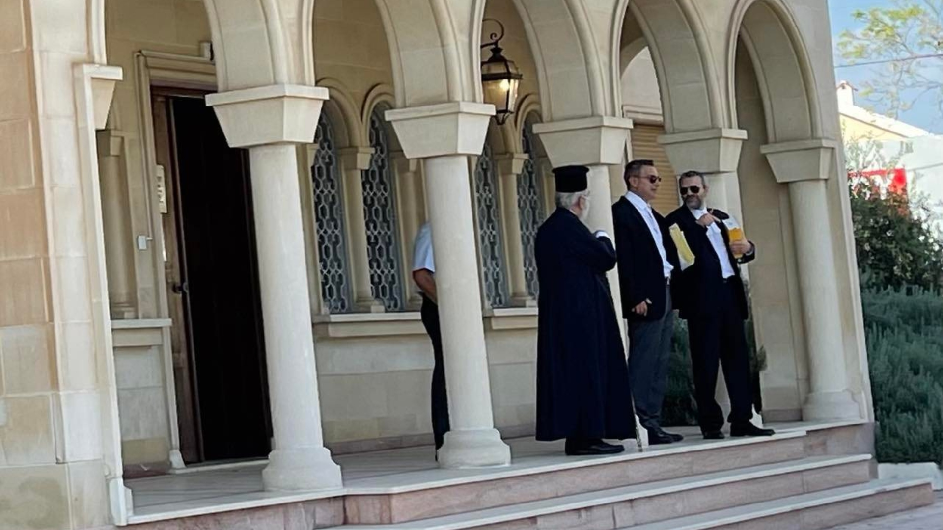 ΦΩΤΟ: Ένας καναπές "μετακόμισε" στη Μητροπόλη το δικαστήριο για τον τέως Κιτίου