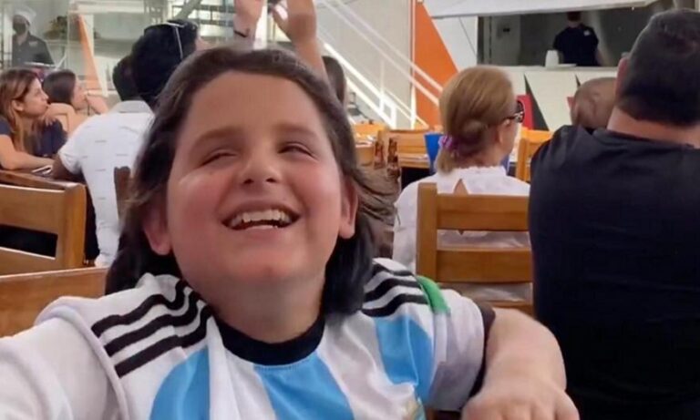 Πατέρας περιγράφει τον αγώνα στον τυφλό γιο του και ο Μέσι σκοράρει (ΒΙΝΤΕΟ)