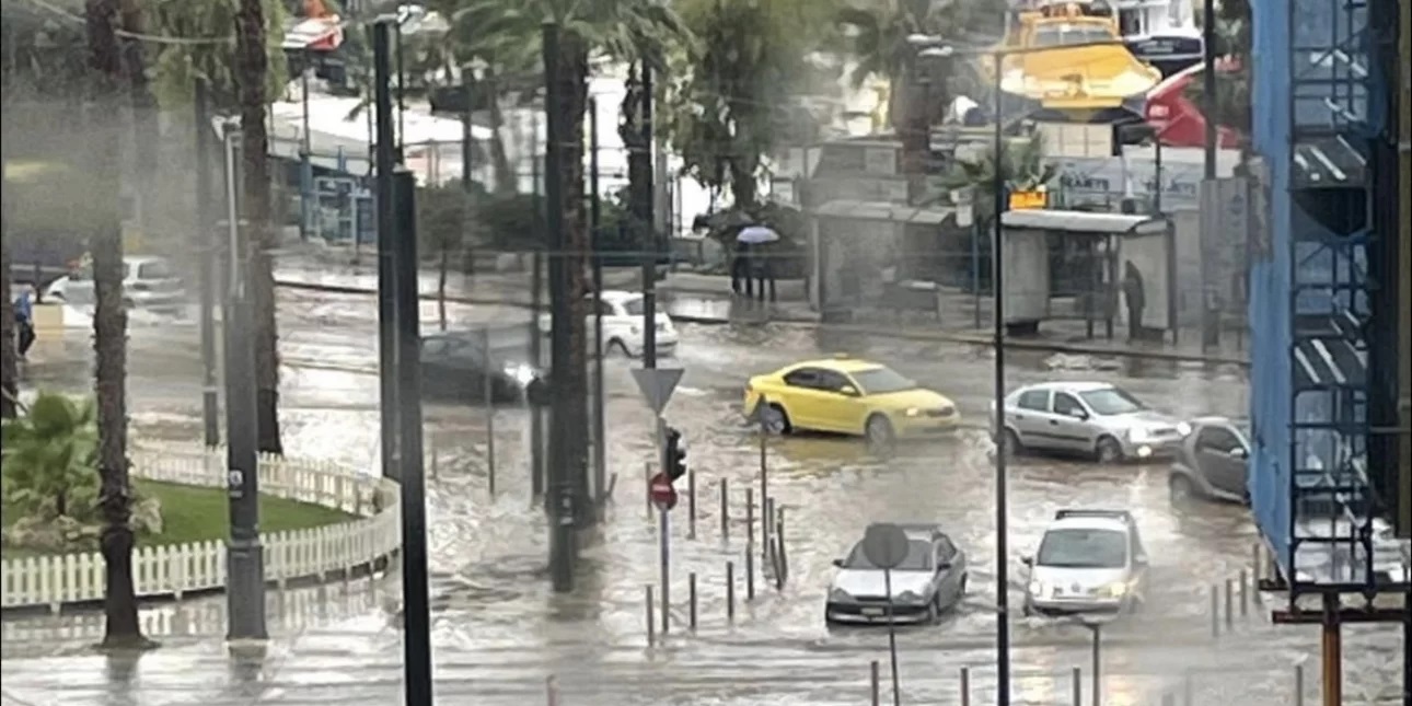 Κακοκαιρία EVA: Ποτάμια οι δρόμοι στον Πειραιά από την έντονη βροχόπτωση