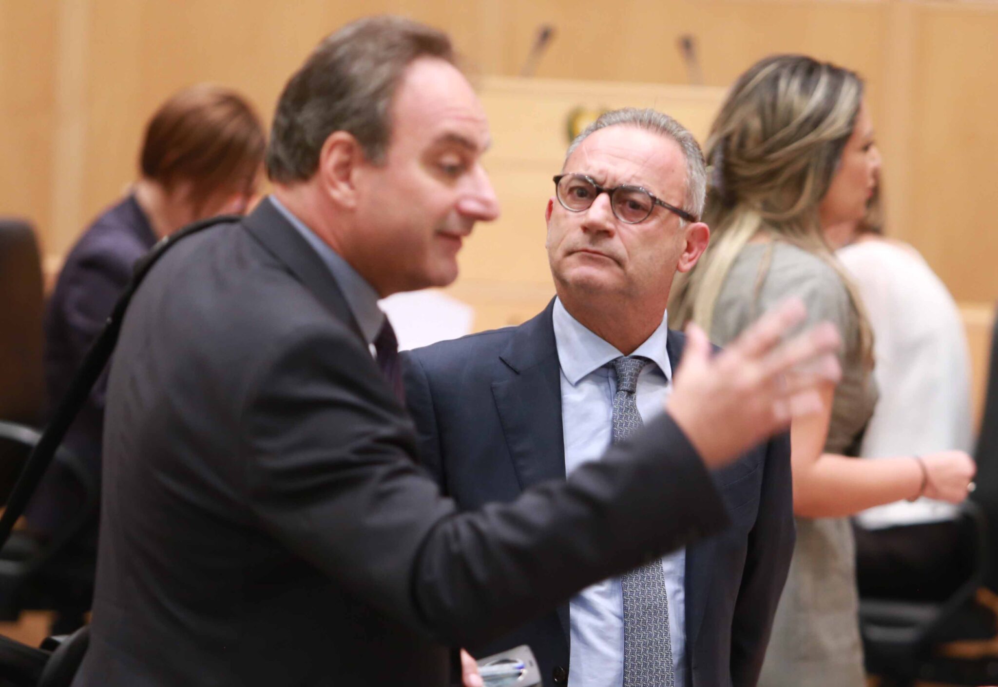 Η επόμενη ημέρα των εκλογών, καίει τα δύο μεγάλα κόμματα