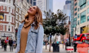 Λαμπροπούλου: Μας έδειξε πως πέρασε στο bachelorette της στο Λονδίνo (BINTEO)