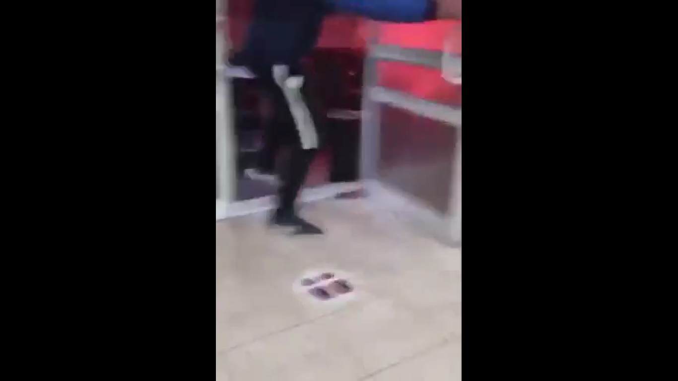 Βίντεο ντοκουμέντο: Η στιγμή που οι χούλιγκαν μπουκάρουν στο πρακτορείο