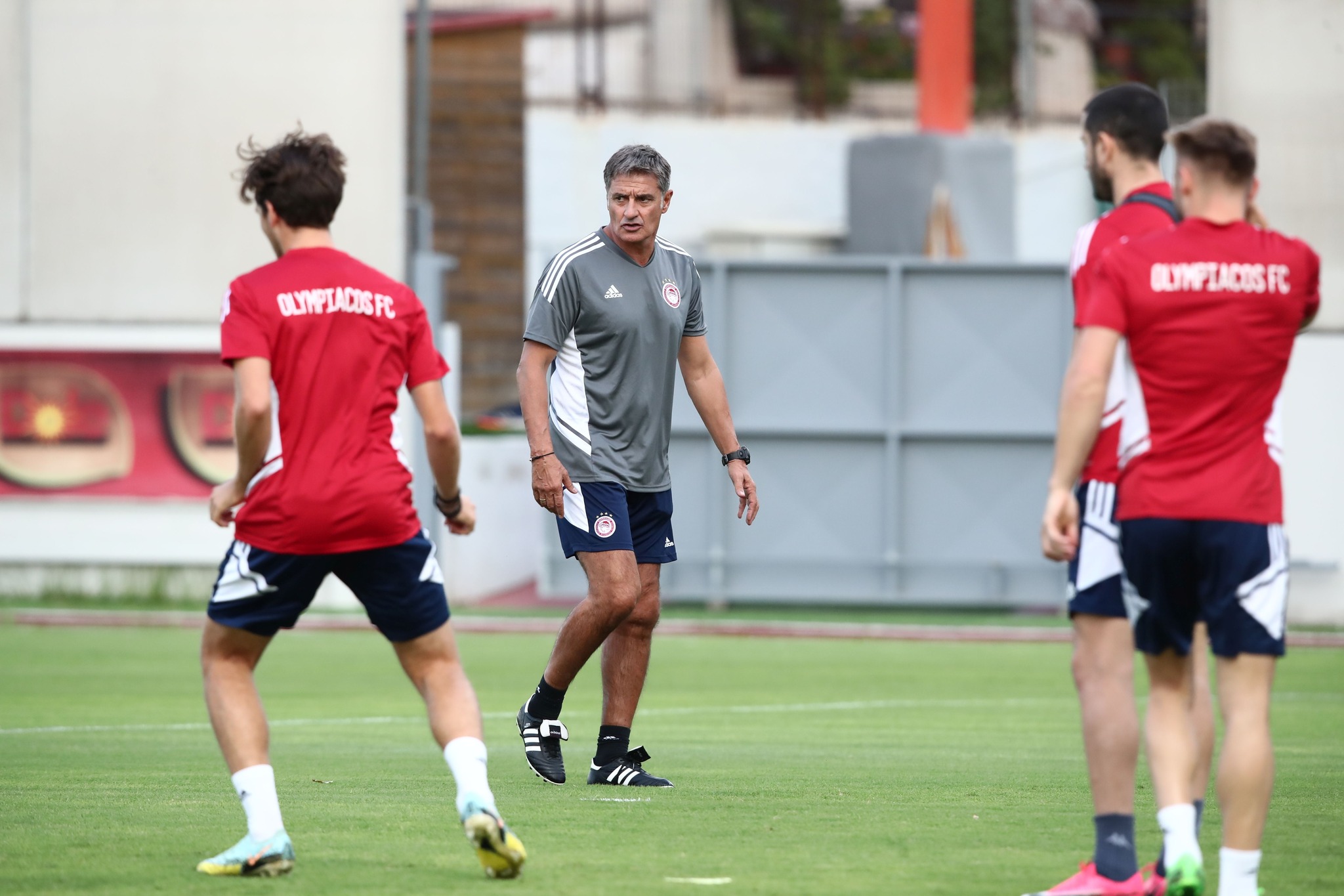 Κοιτάζει για βασικό στόπερ ο Ολυμπιακός, «πιάνει» Πειραιά ο Μαντσίνι