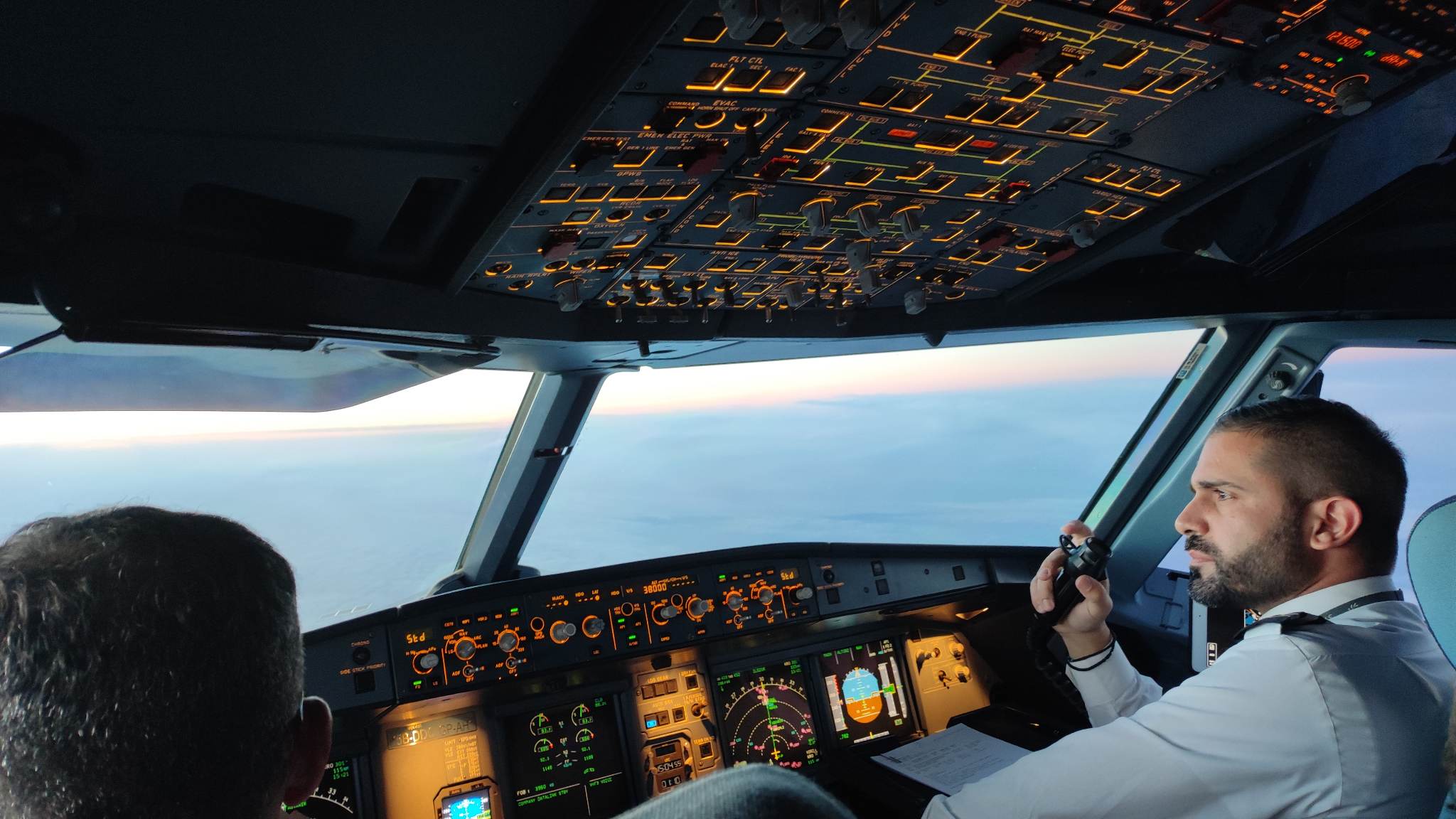 Μπήκαμε στο πιλοτήριο: Εντυπωσιακές εικόνες από απογευματινή πτήση (ΒΙΝΤΕΟ)