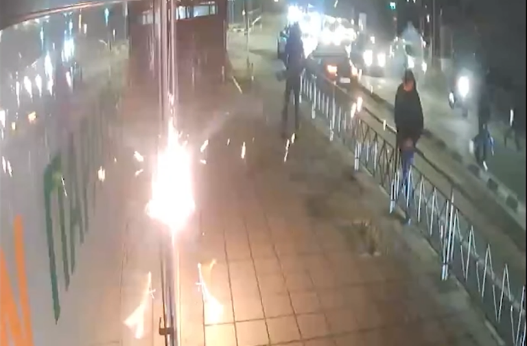 Βίντεο-ντοκουμέντο: Η στιγμή της επίθεσης στα γραφεία ΕΔΕΚ από κουκουλοφόρους