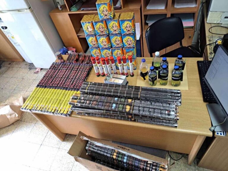 Έφοδος στο σπίτι 22χρονου: Εκατοντάδες πυροτεχνήματα, καπνογόνα, πυρσοί, μολότοφ