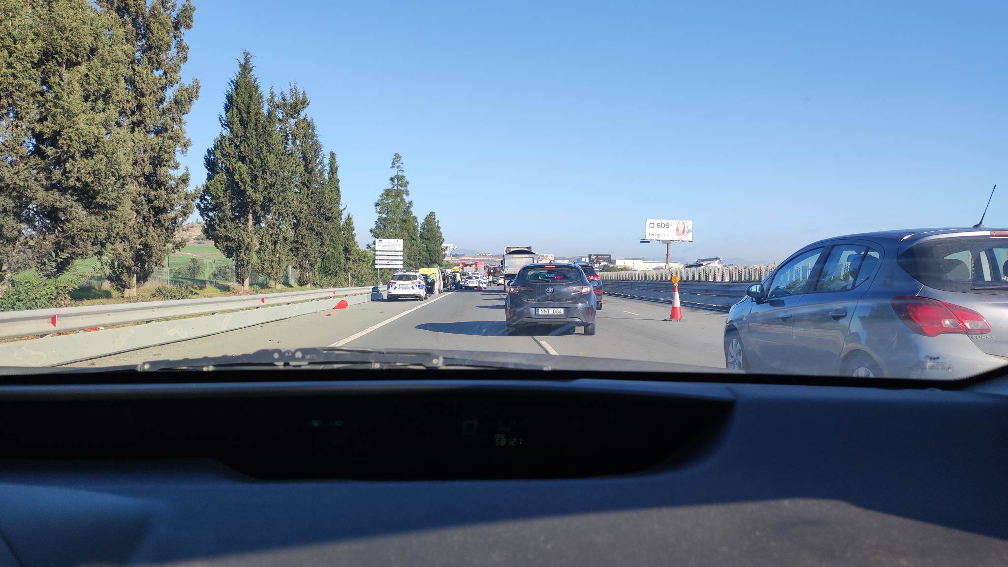 Τροχαίο σε αυτοκινητόδρομο: Οδηγός εγκλωβίστηκε σε αυτοκίνητο, έπεσε σε χαντάκι