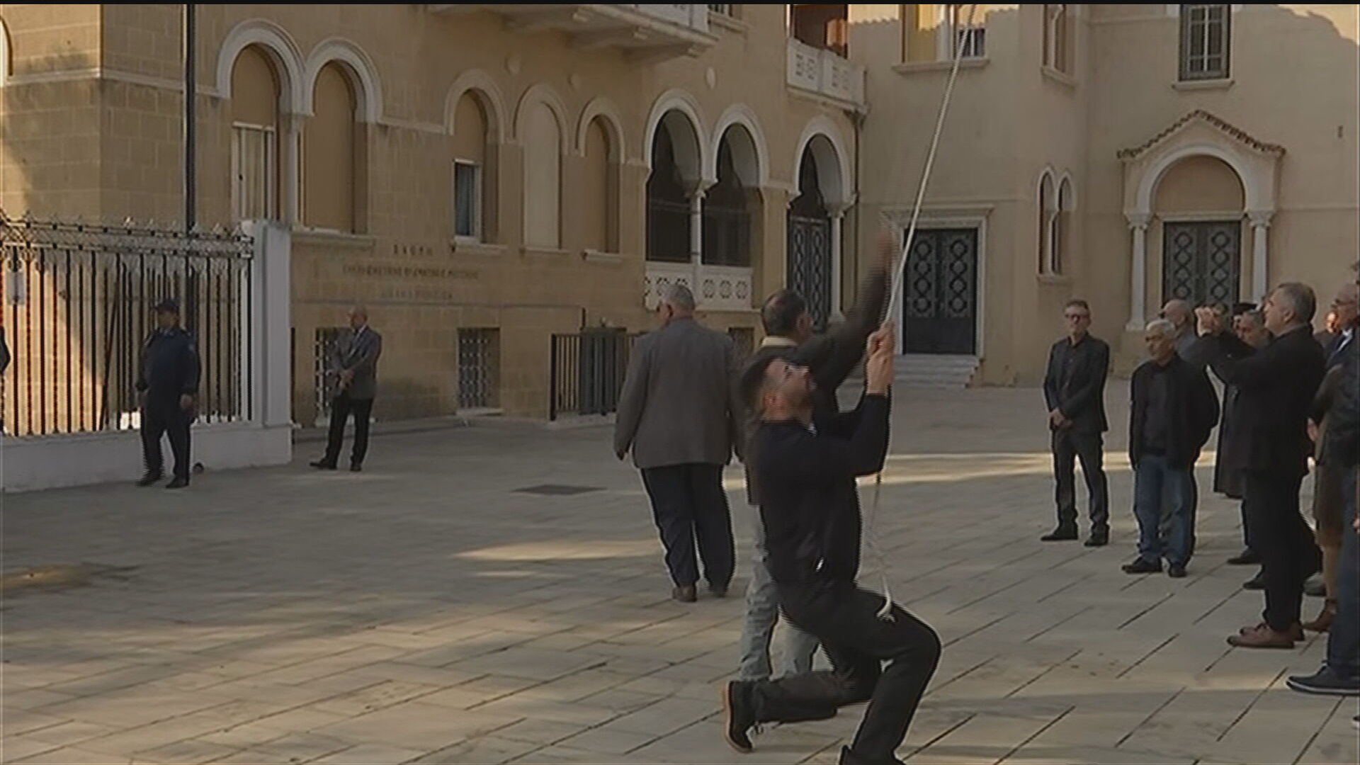 ΒΙΝΤΕΟ: Η στιγμή που ήχησαν οι καμπάνες για τον νέο Αρχιεπίσκοπο Κύπρου