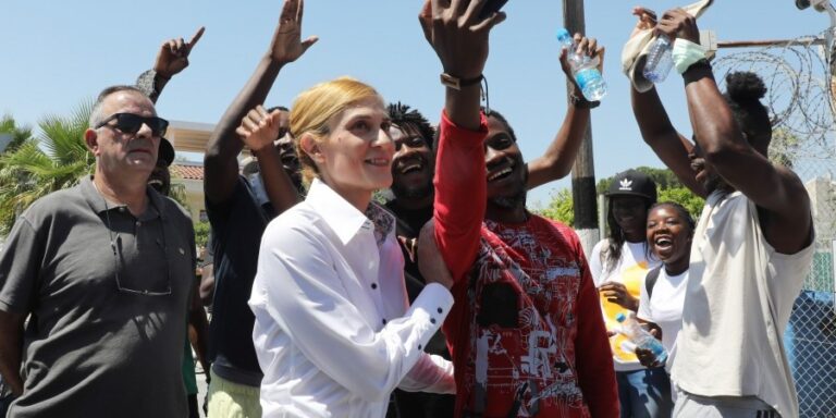 Οκτώ πρόσωπα στο σκαμνί για τα έγγραφα των Κεντρικών, κατηγορούμενες Άννα και Αθηνά