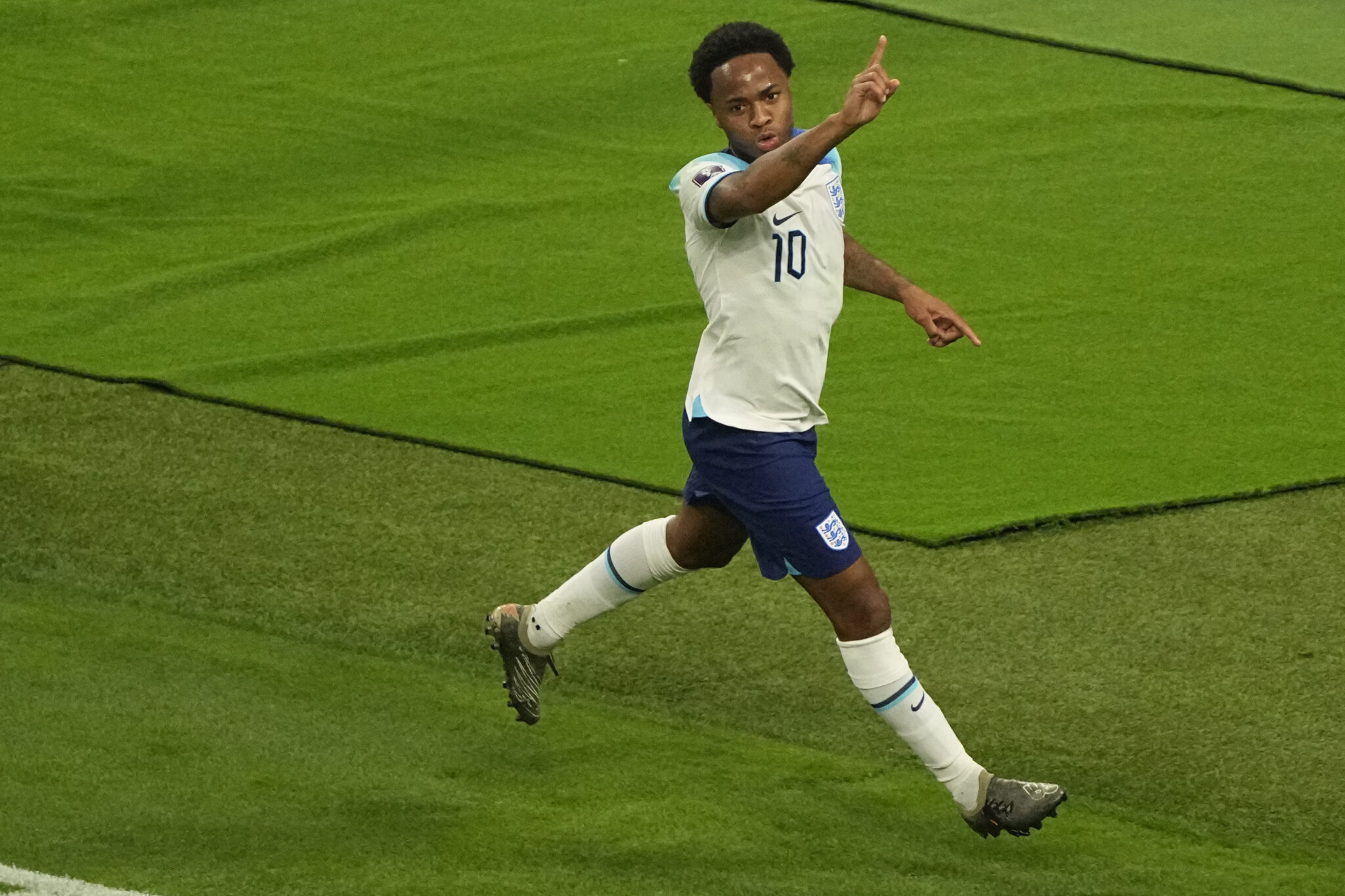 Ο Στέρλινγκ επέστρεψε στην Αγγλία επειδή ένοπλοι ληστές εισέβαλαν στο σπίτι του