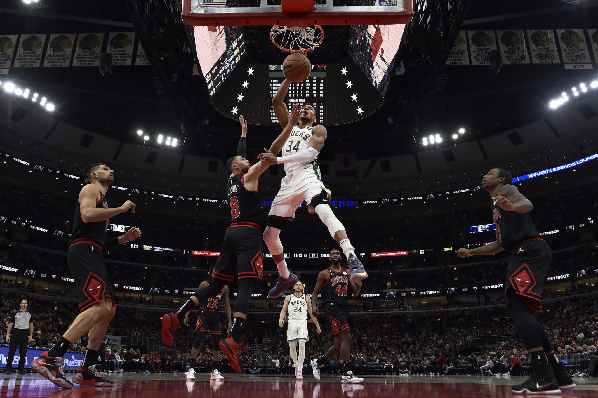 Συγκλονιστικός Γιάννης, αλλά οι Μπακς «αυτοκτόνησαν» κόντρα στους Μπουλς