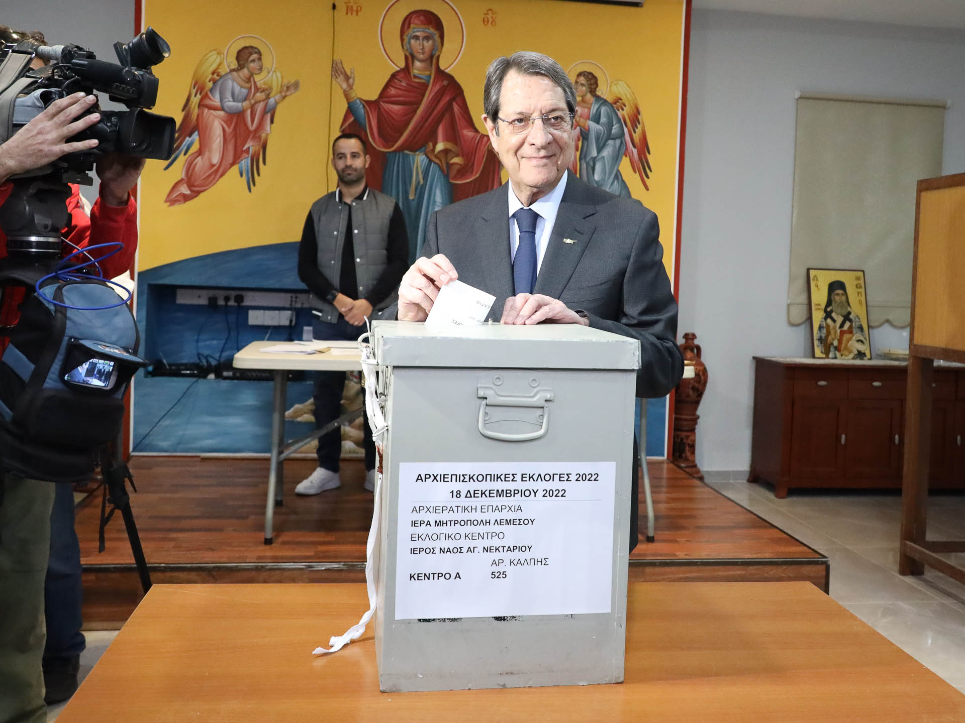 Ψήφισε σε 13'' ο Πρόεδρος: "Η Εκκλησία δεν πρέπει να έχει πολιτικό ρόλο" (VID)