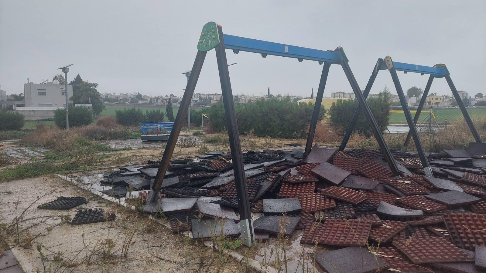 ΦΩΤΟ: Ξήλωσαν το δάπεδο και τις κούνιες από παιδική χαρά και τα έκαψαν σε σωρό