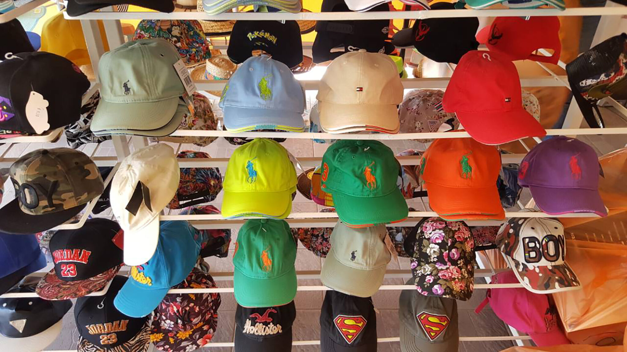 Μάστιγα οι "μαιμούδες" στην αγορά: Επιχείρηση των Αρχών σε 29 souvenir shops