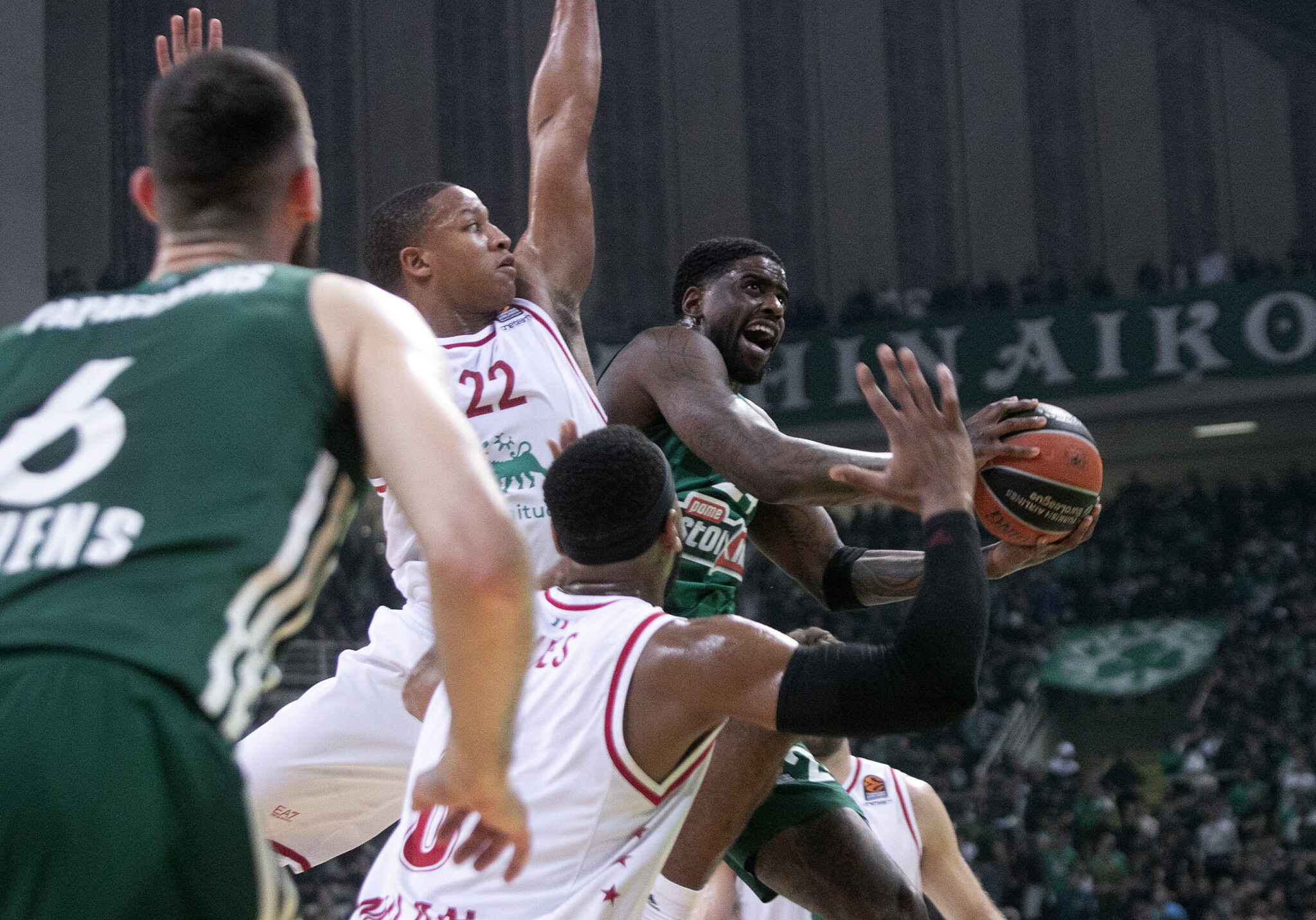 «Τρένο» Παναθηναϊκός, παρέσυρε την Αρμάνι με… οδηγό μυθικό Μπέικον