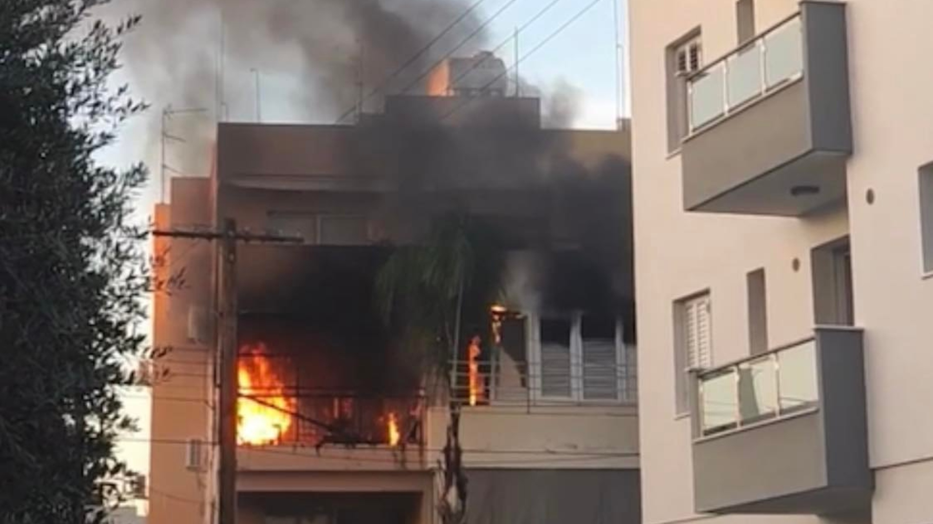 Πρόλαβαν να βγουν οι ένοικοι από το φλεγόμενο διαμέρισμα, κάηκαν φιάλες γκαζιού