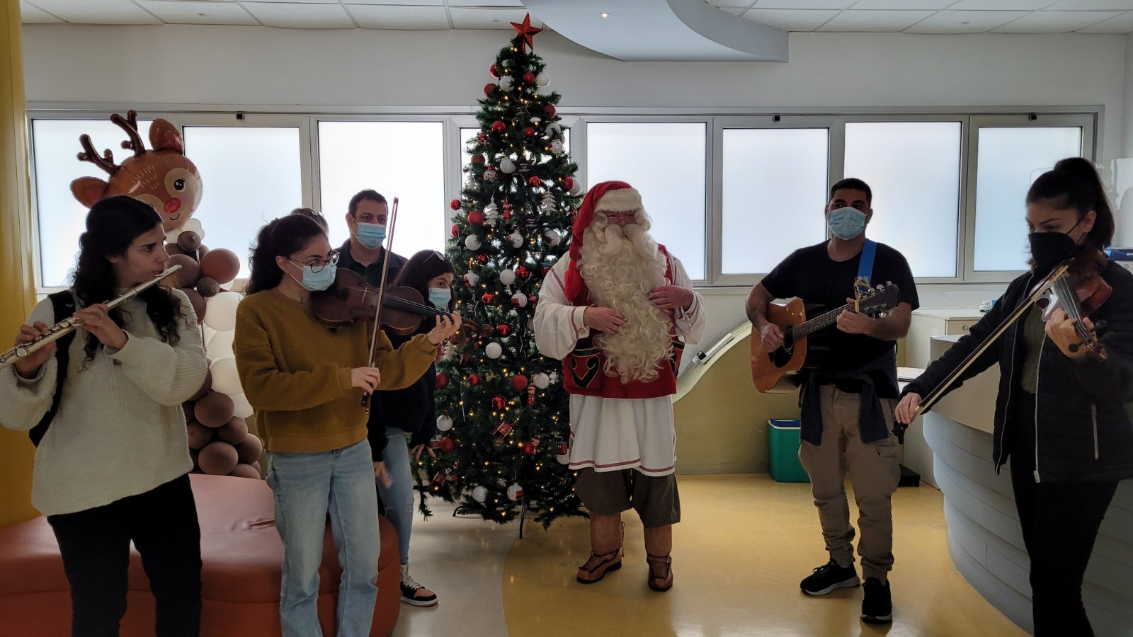 Ο Άγιος Βασίλης στο Παιδογκολογικό του Μακάρειου Νοσοκομείου  