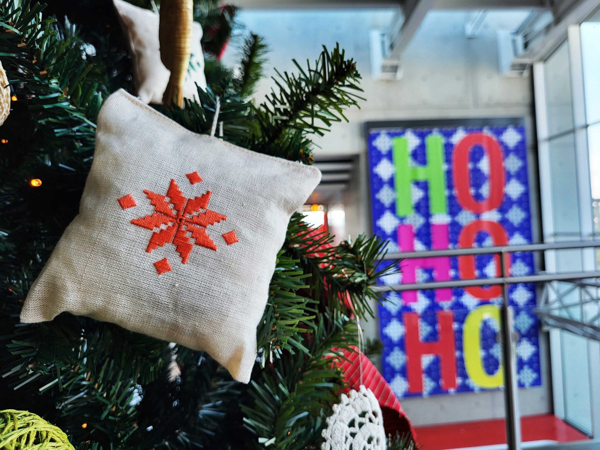 Hermes Airports: Χριστουγεννιάτικη ατμόσφαιρα στα αεροδρόμια Λάρνακας και Πάφου