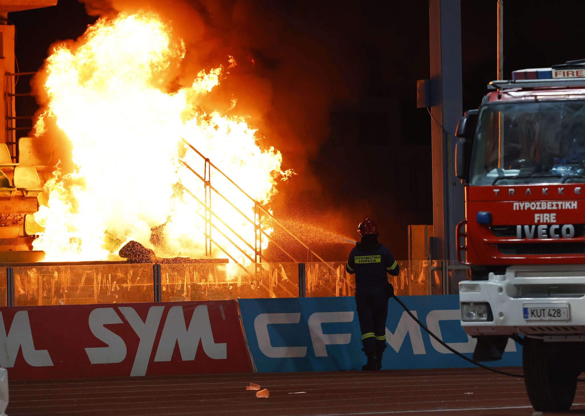 Πετροβολισμοί, κροτίδες και φωτιές συνέθεταν το σκηνικό ντροπής στο Τσίρειο