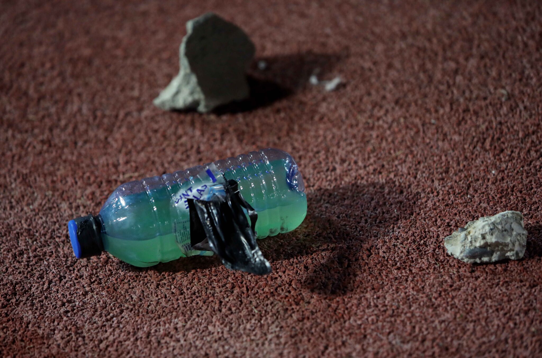 Σκηνικό… πολέμου στη Λεμεσό: Πετροπόλεμος έξω από Τσίρειο (ΦΩΤΟ & ΒΙΝΤΕΟ)