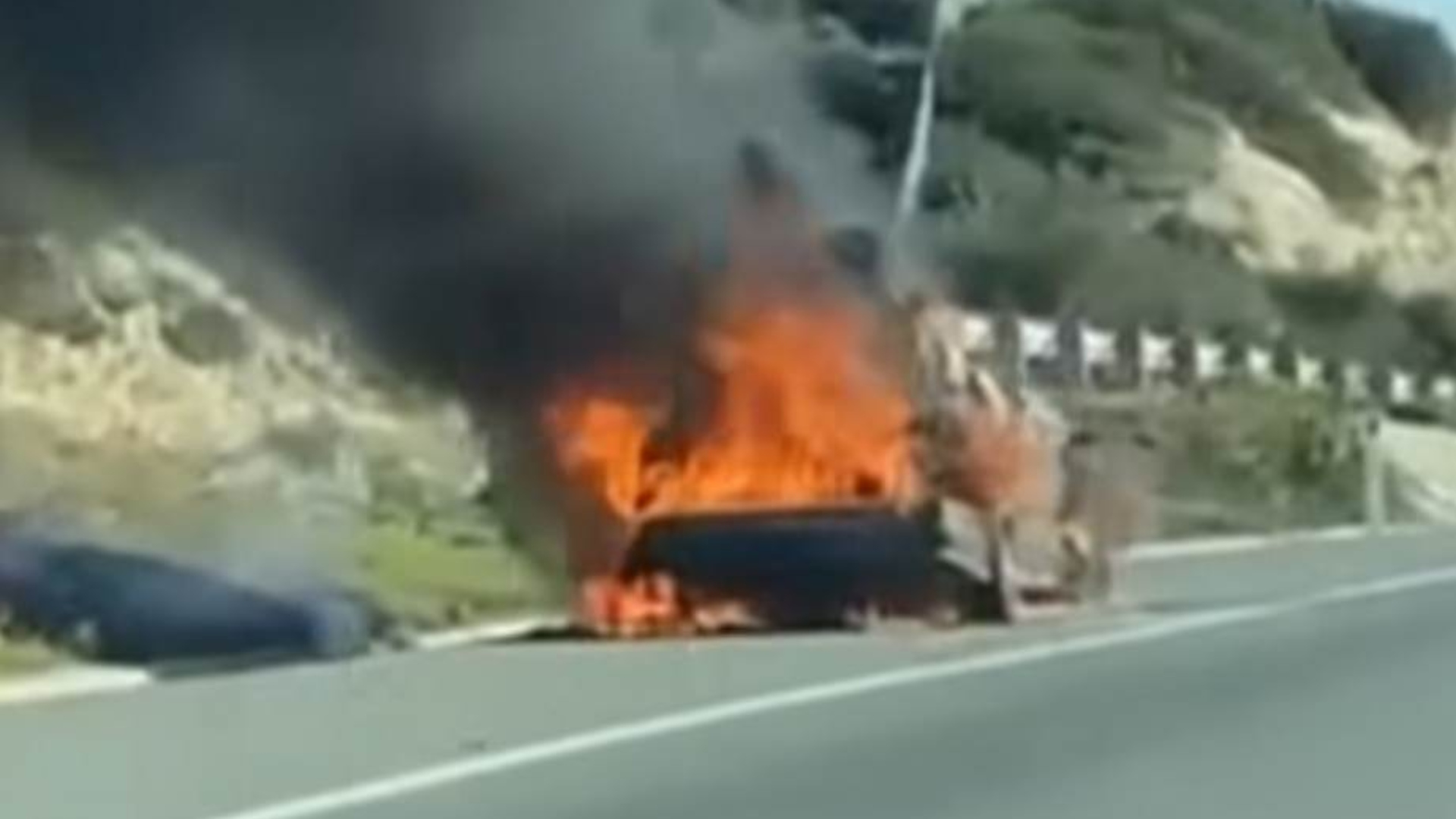 BINTEO: Όχημα τυλίχθηκε στις φλόγες ενώ κινούνταν στον αυτοκινητόδρομο