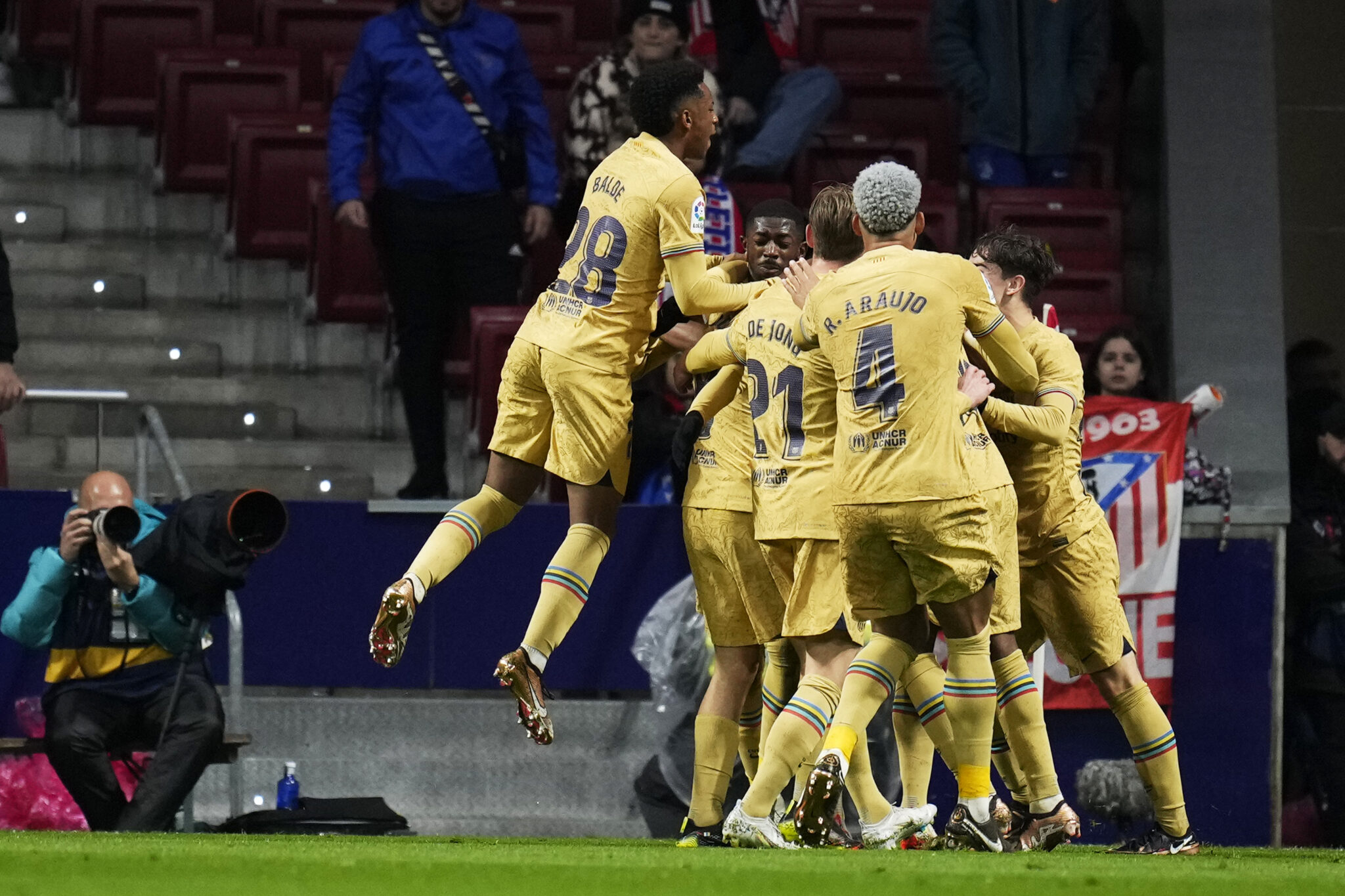 «Άλωσε» τη Μαδρίτη και ξέφυγε στο +3 από τη Ρεάλ η Μπαρσελόνα