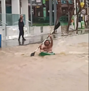 Πρωταράς όπως…Βενετία: Κάνει κανό στον παραλιακό που έχει γίνει ποτάμι (VID)