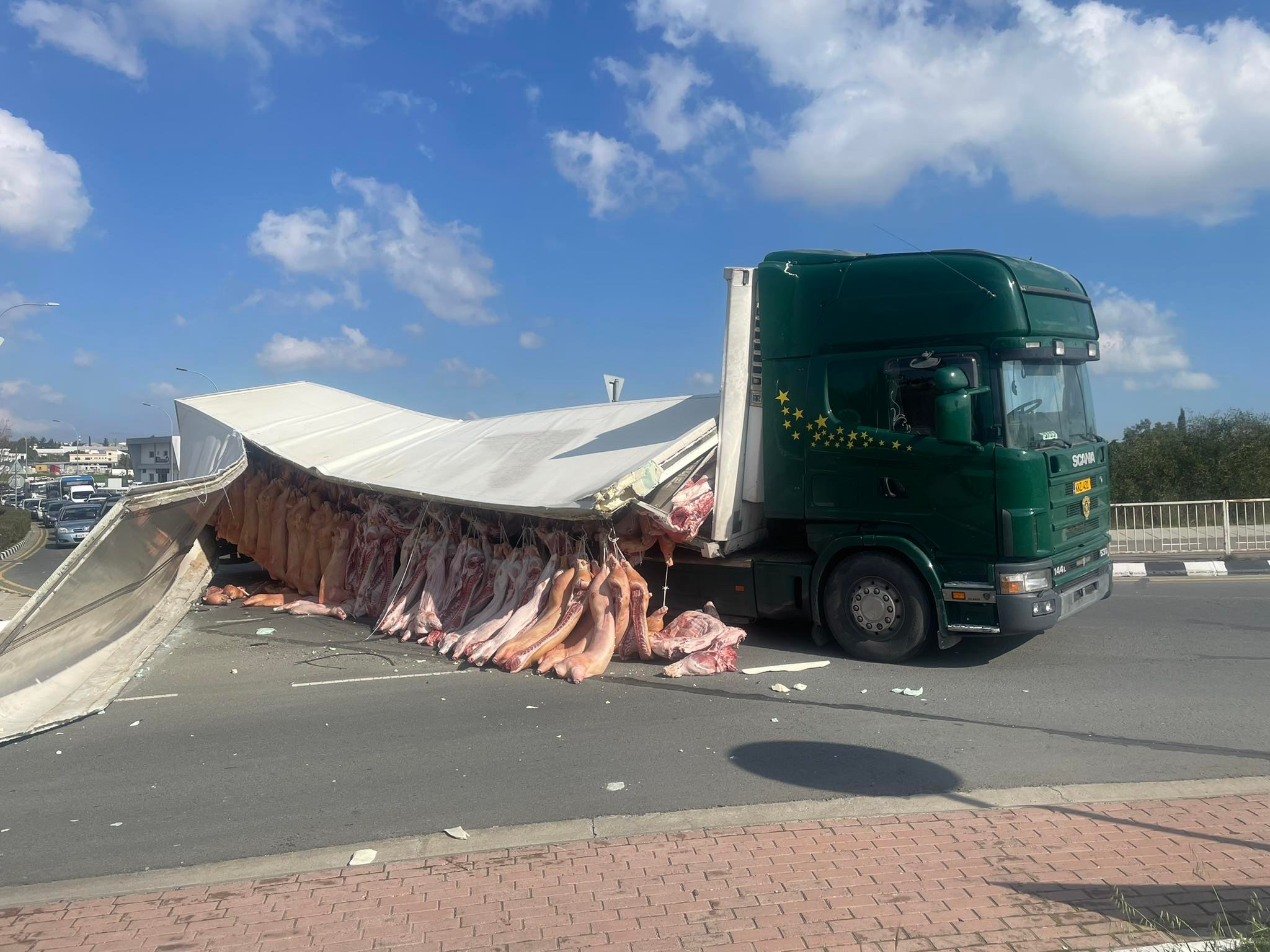 ΦΩΤΟ: Άνοιξε η πόρτα του φορτηγού και έπεσαν τα κρέατα στο οδόστρωμα