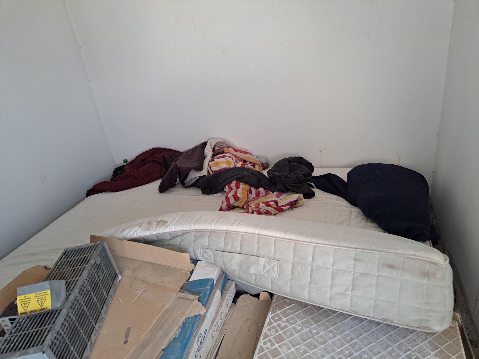 ΦΩΤΟ: Άνθρωποι βρίσκουν στέγη στα μηχανοστάσια πολυκατοικιών