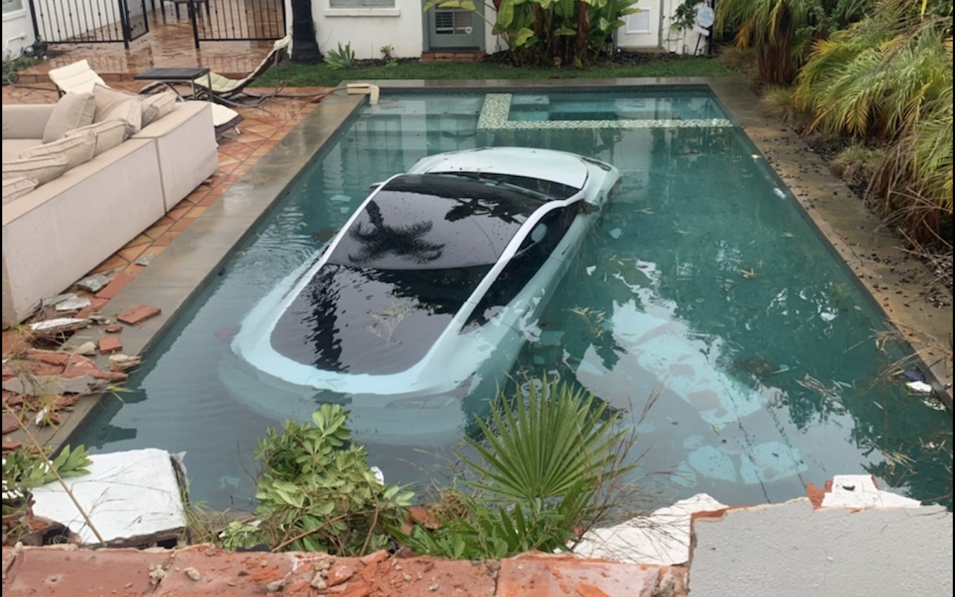 Tesla «πέφτει για μπάνιο» σε πισίνα στις ΗΠΑ