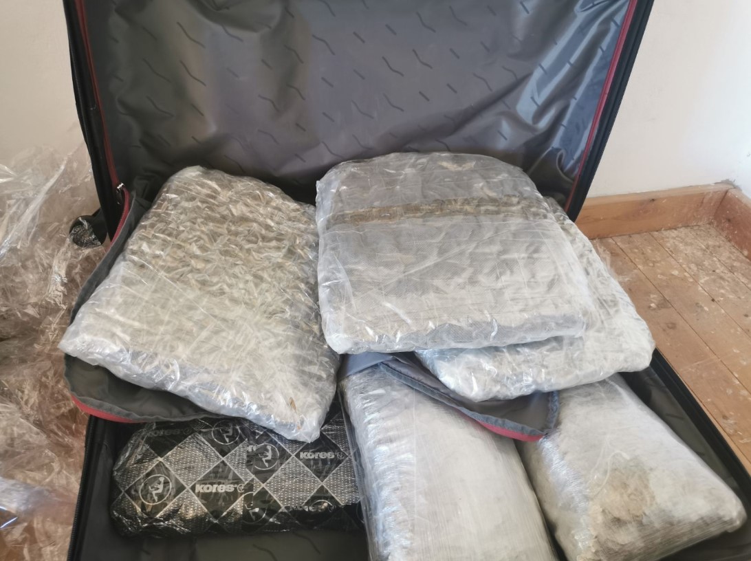 Στα χέρια των Αρχών 19 κιλά κάνναβης κι ένα κιλό κοκαϊνης, χειροπέδες σε 32χρονο