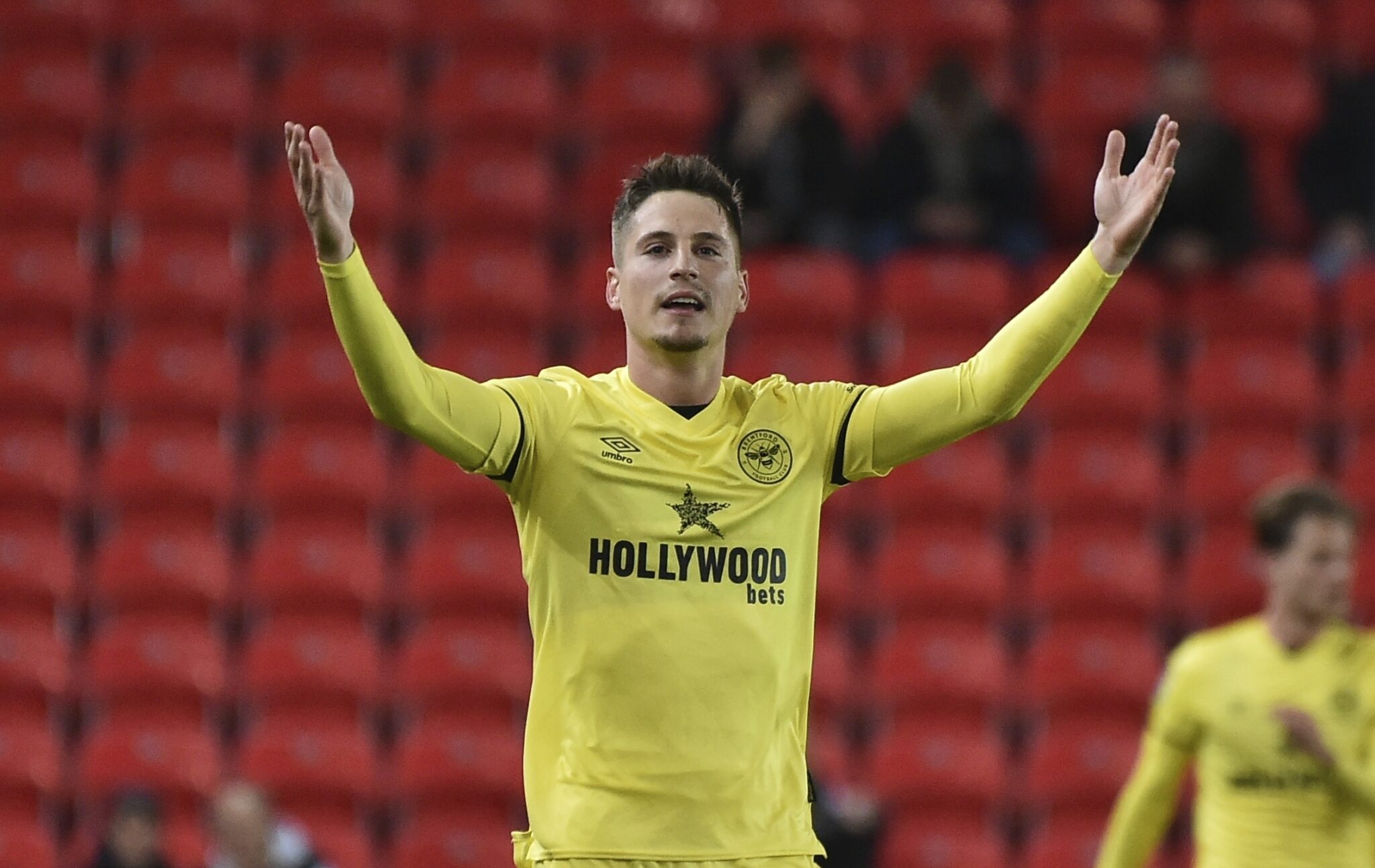 Ο Ολυμπιακός φουλ για να φέρει τον Κανός από την Μπρέντφορντ