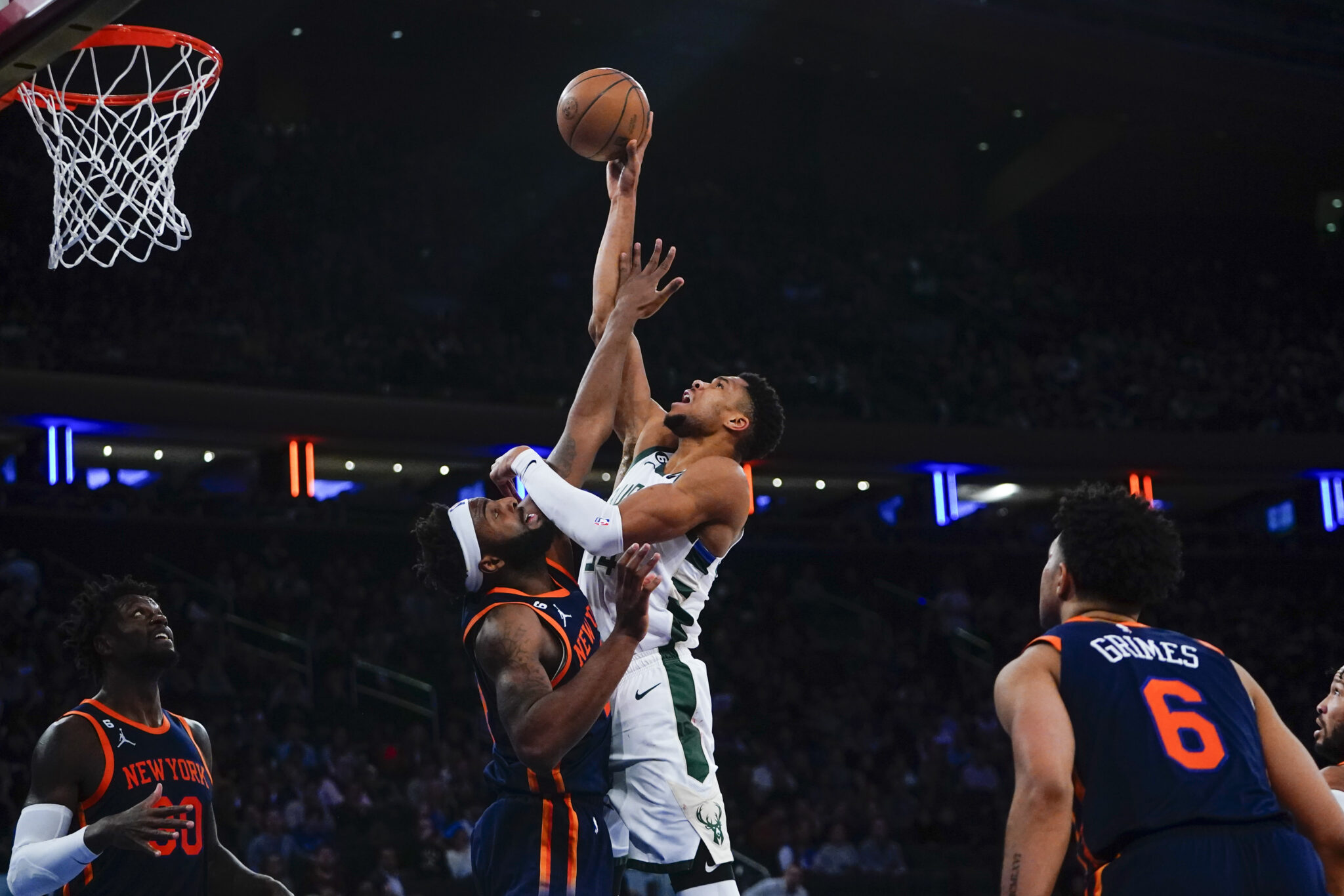 «Άλωσαν» τη Νέα Υόρκη οι Μπακς του Γιάννη με σούπερ ανατροπή από το -17