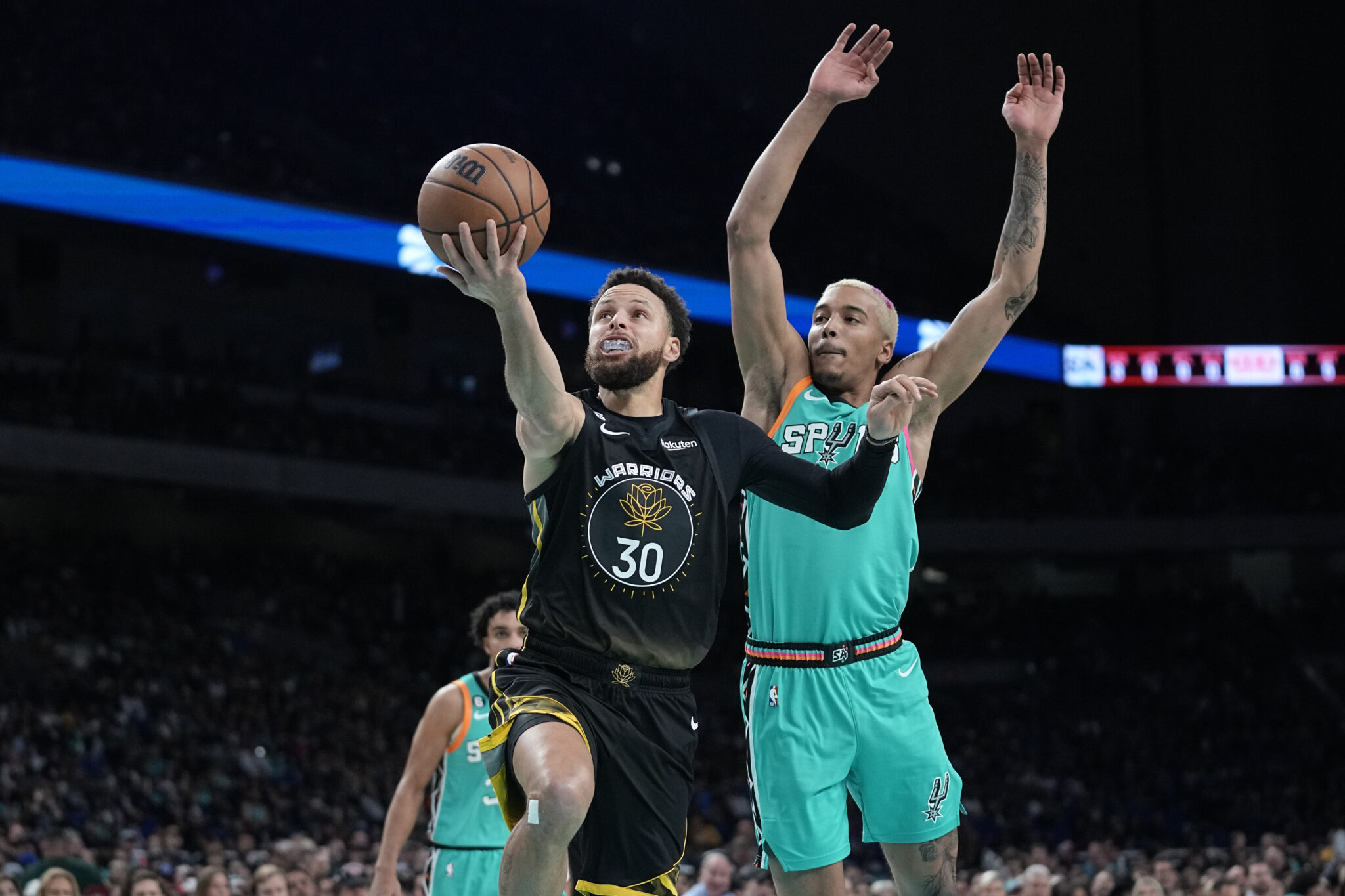 Οι Γουόριορς διέλυσαν τους Σπερς, στο ματς που έγραψε ιστορία στο ΝΒΑ