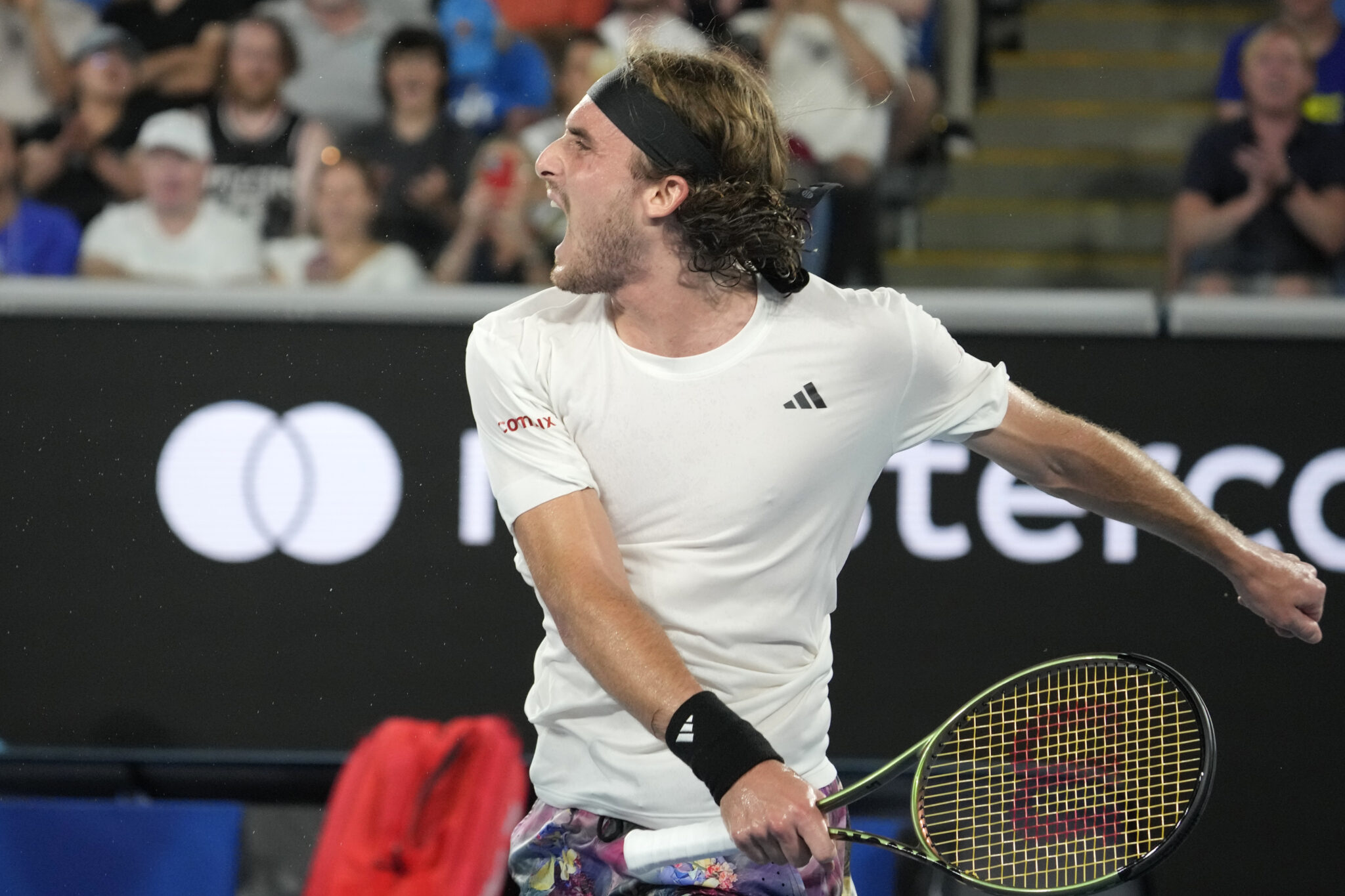 «Σκούπισε» και πέρασε ο Τσιτσιπάς στο δεύτερο γύρο του Australian Open